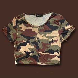 PrettyLittleThing Petite Camo Crop Top